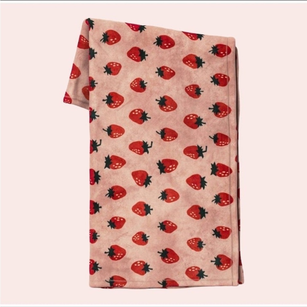 Room Essentials Printed Strawberry Plush
Throw Blanket Blush Pink, Red